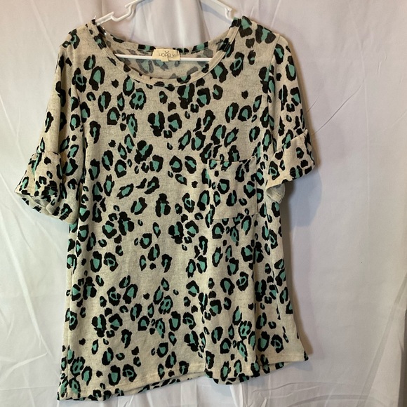 Hopely Tops - Hopely Women’s Short Sleeve Light Blue Leopard Print Waffle Knit Size Large